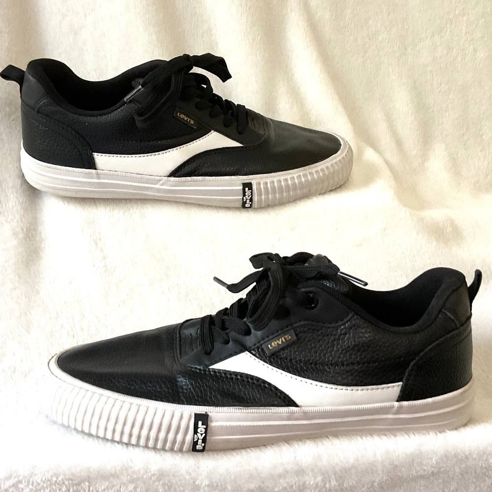 BLACK WHITE LEVI’S LEATHER LACE UP LOW TOP WOMEN’S SKATER SNEAKERS SIZE 9